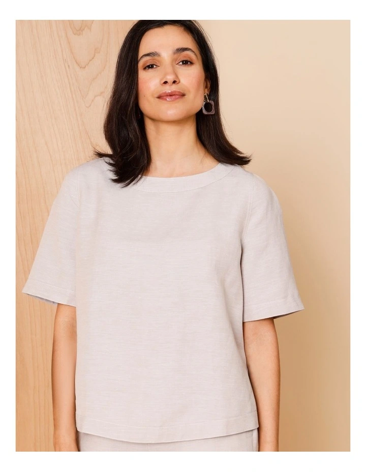 Short Sleeve Curved Hem Top In Oatmeal Crossdye With Contrast Top Stitch image 3