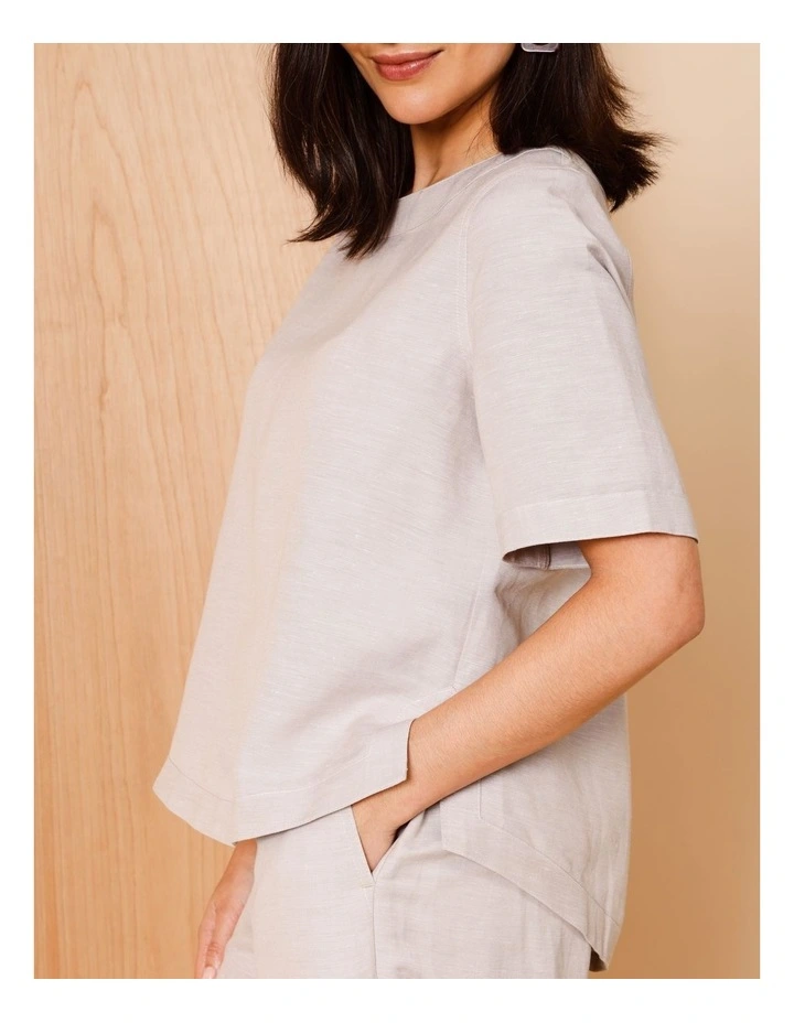 Short Sleeve Curved Hem Top In Oatmeal Crossdye With Contrast Top Stitch image 4