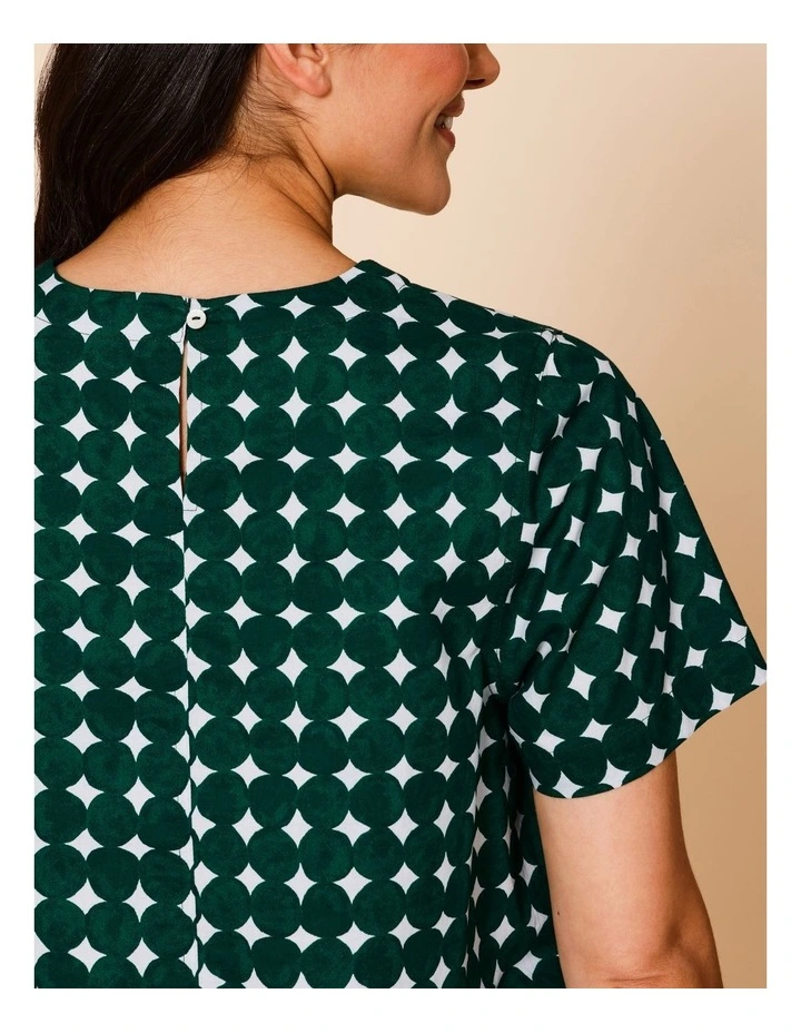 Short Sleeve Swing Hem Top With Round Pebble Print In Dark Green/White image 5