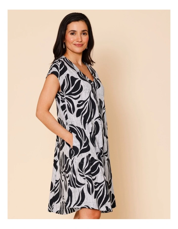 Spliced Extended Short Sleeve Knit Dress With Pockets In Black And White Spot Leaf Print image 2