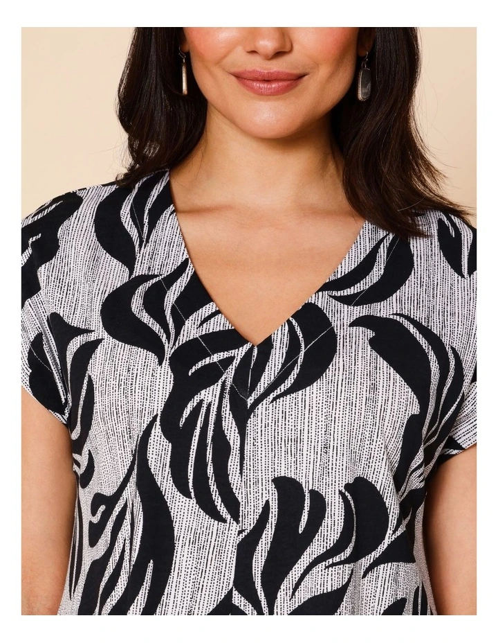 Spliced Extended Short Sleeve Knit Dress With Pockets In Black And White Spot Leaf Print image 3