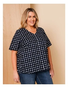 Short Sleeve V-neck Swing Hem Top With Round Pebble Print In Navy/White