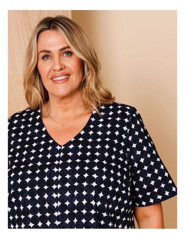 Short Sleeve V-neck Swing Hem Top With Round Pebble Print In Navy/White image 3