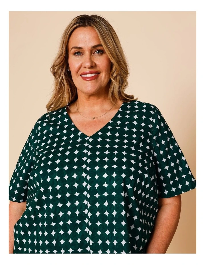 Short Sleeve V-neck Swing Hem Top With Round Pebble Print In Dark Green/White image 3