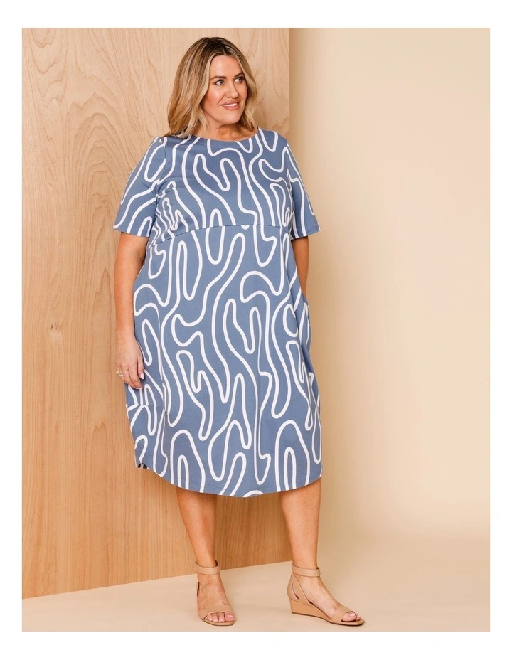 Short Sleeve Knit Dress With Darted Hem And Pockets In Denim/White Abstract Line image 2