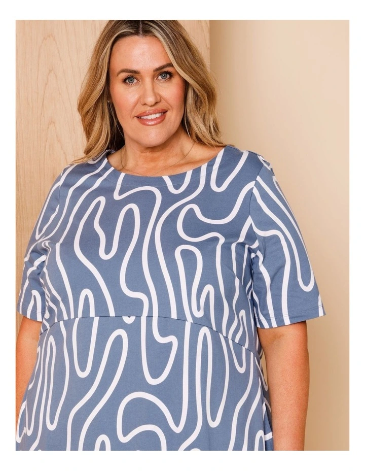 Short Sleeve Knit Dress With Darted Hem And Pockets In Denim/White Abstract Line image 3