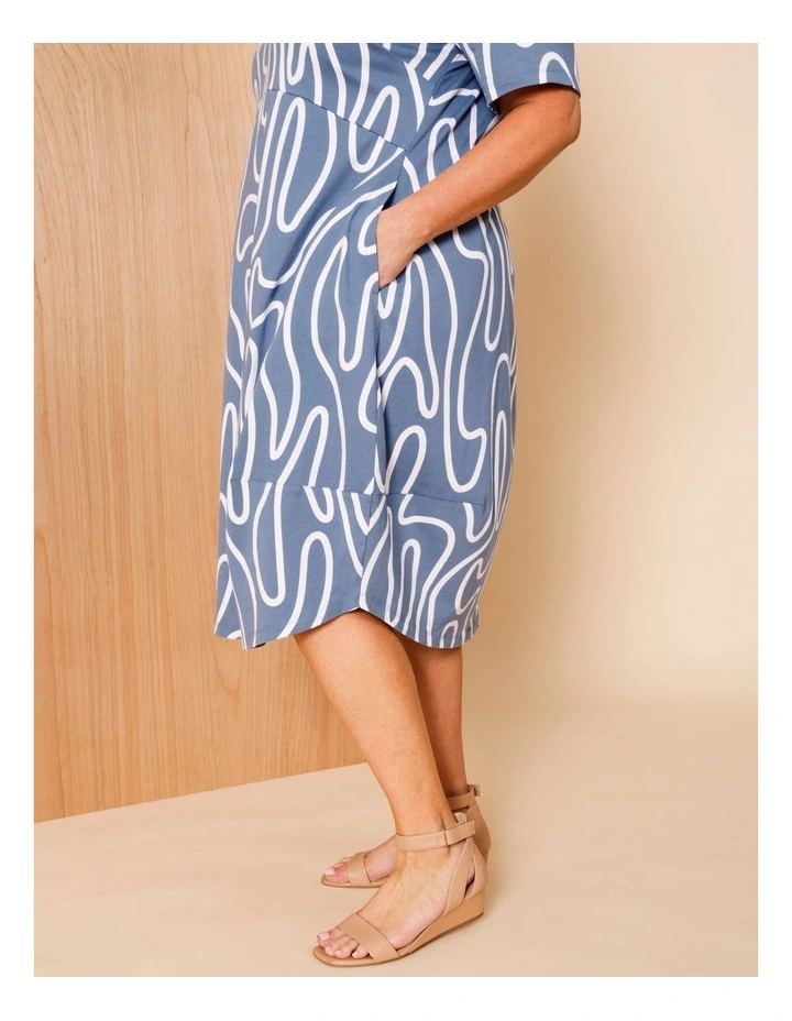 Short Sleeve Knit Dress With Darted Hem And Pockets In Denim/White Abstract Line image 4