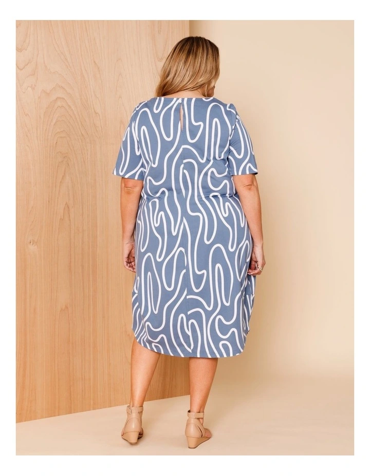 Short Sleeve Knit Dress With Darted Hem And Pockets In Denim/White Abstract Line image 5