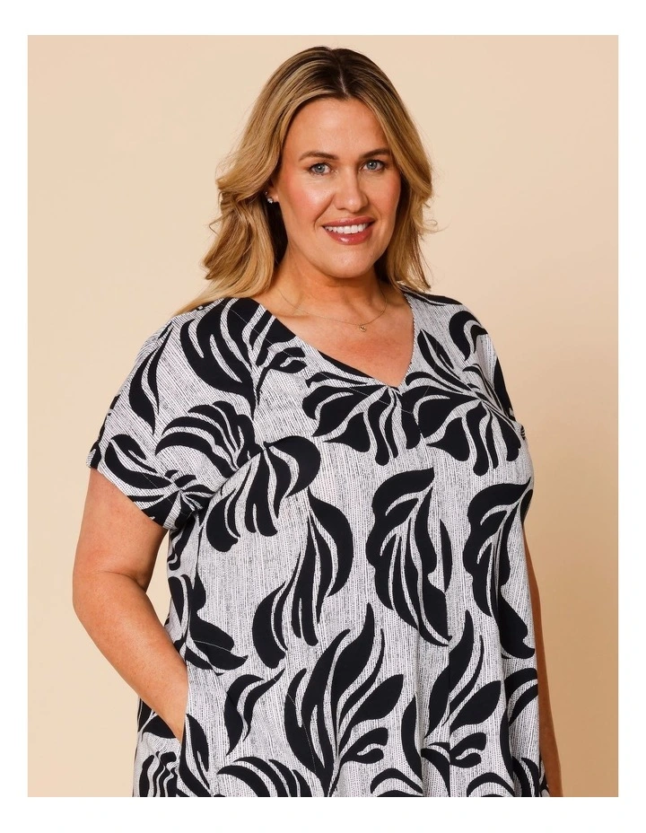 Spliced Extended Short Sleeve Knit Dress With Pockets In Black And White Spot Leaf Print image 2