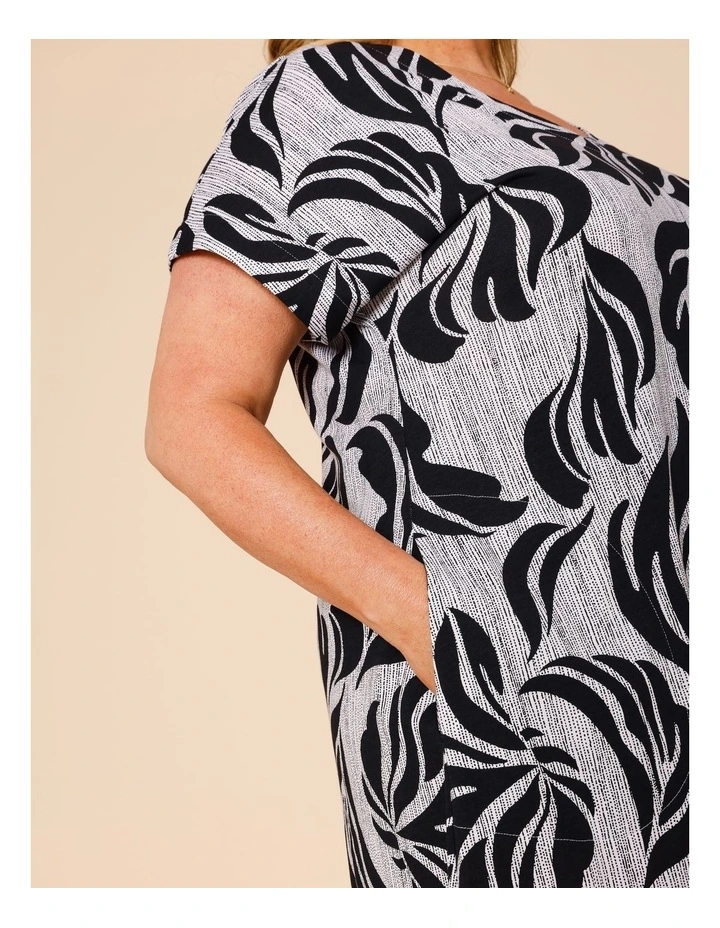 Spliced Extended Short Sleeve Knit Dress With Pockets In Black And White Spot Leaf Print image 4