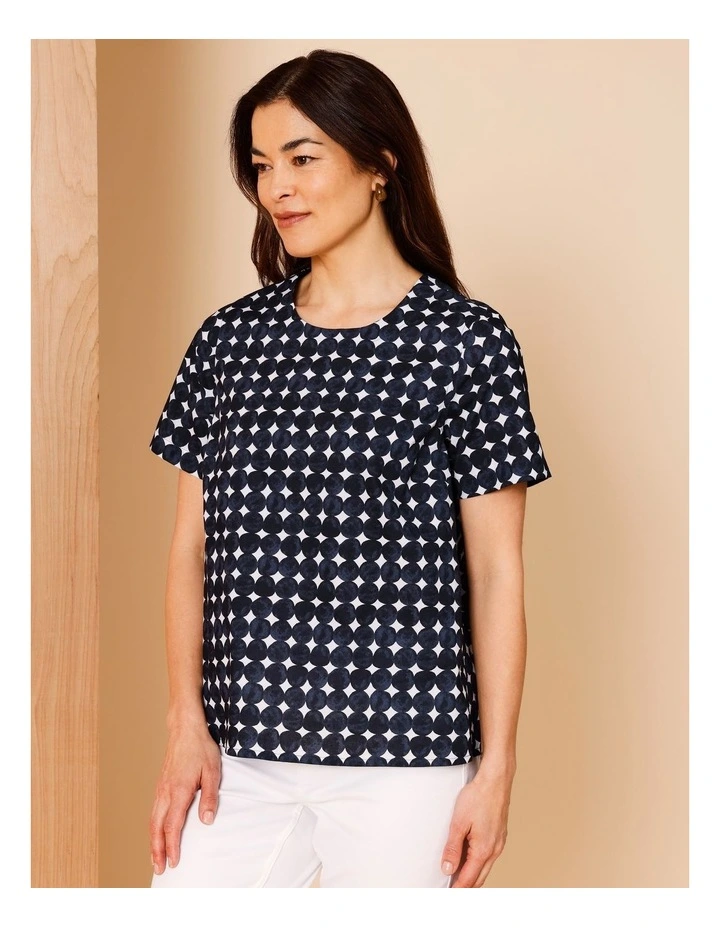 Short Sleeve Swing Hem Top With Round Pebble Print In Navy/White image 3
