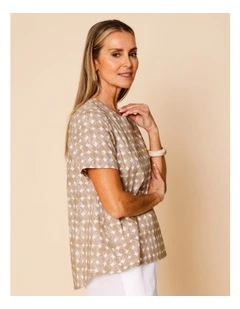 Short Sleeve Swing Hem Top With Round Pebble Print In Stone/White