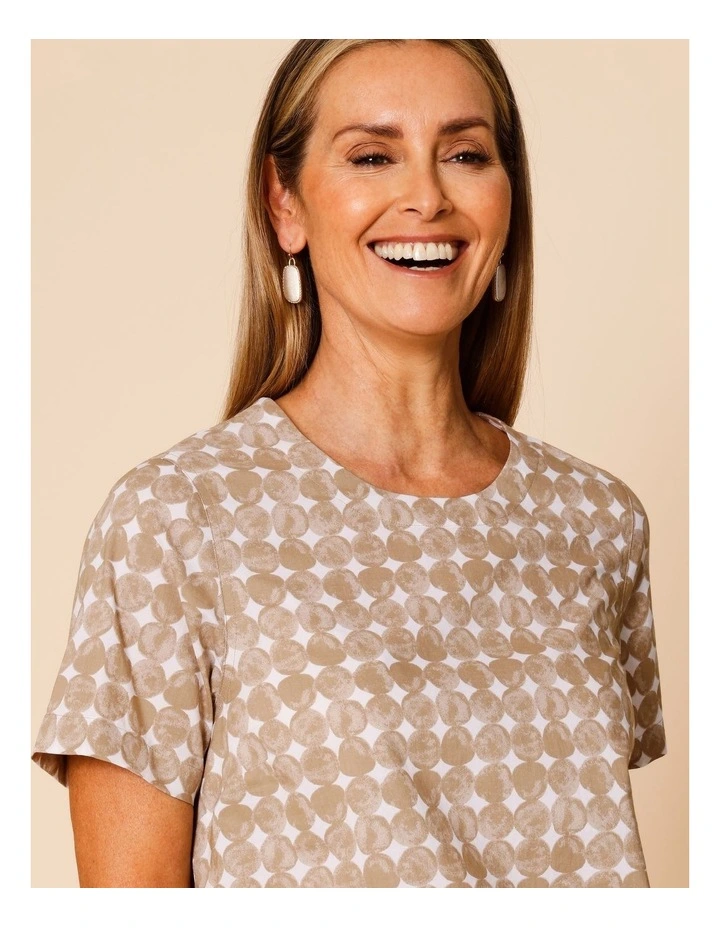 Short Sleeve Swing Hem Top With Round Pebble Print In Stone/White image 2