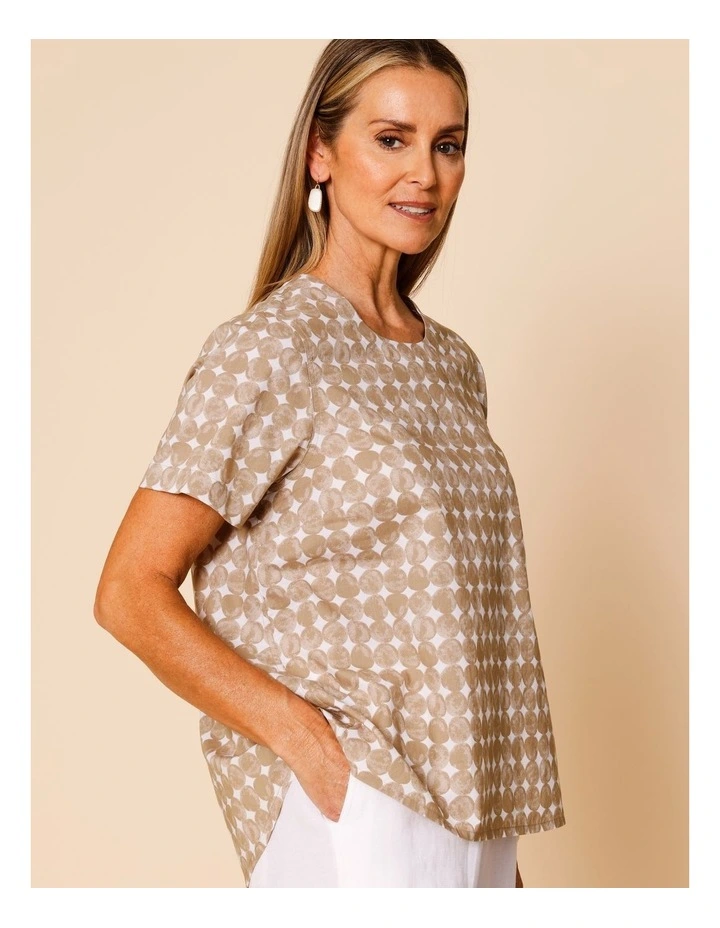 Short Sleeve Swing Hem Top With Round Pebble Print In Stone/White image 3