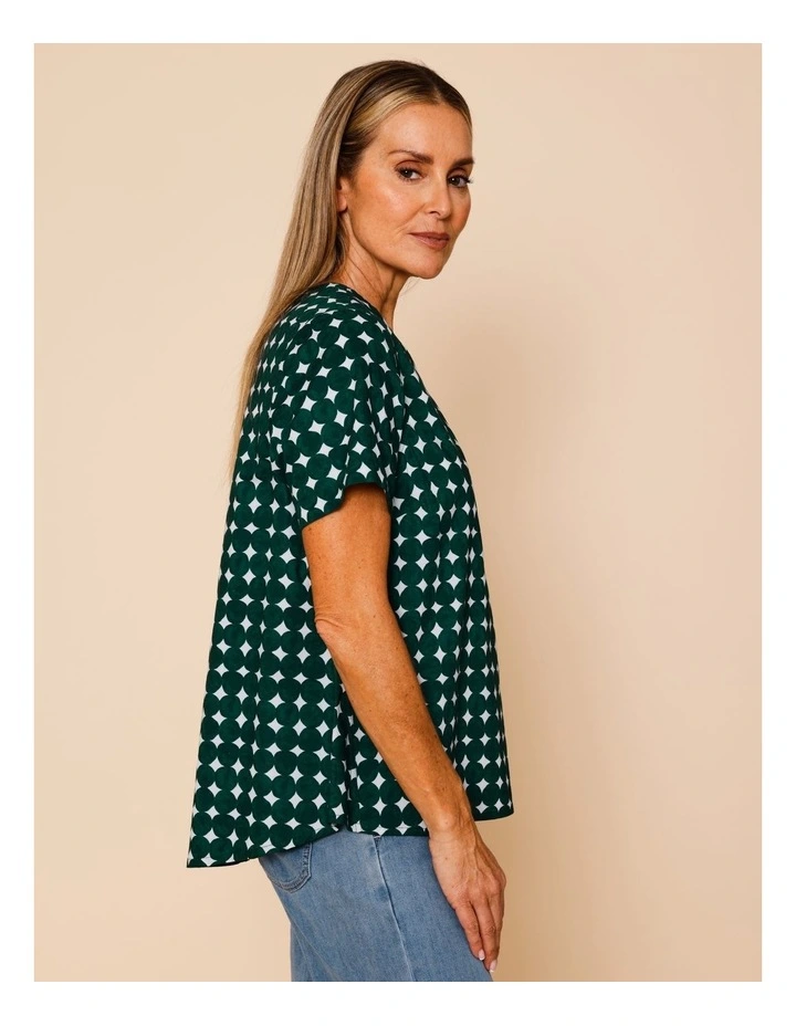 Short Sleeve Swing Hem Top With Round Pebble Print In Dark Green/White image 1