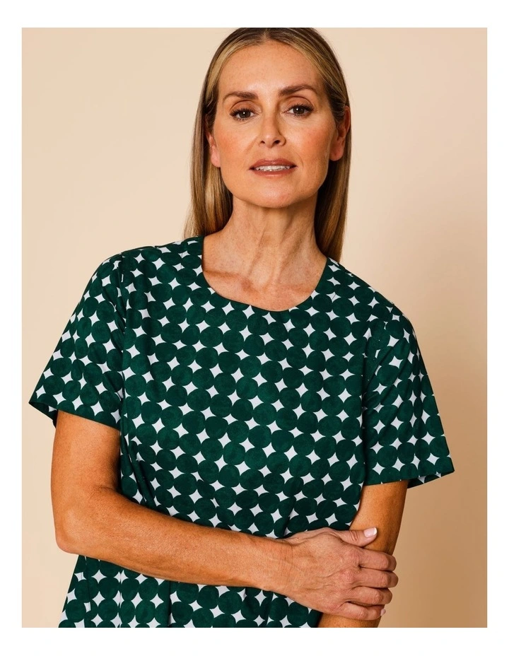 Short Sleeve Swing Hem Top With Round Pebble Print In Dark Green/White image 3