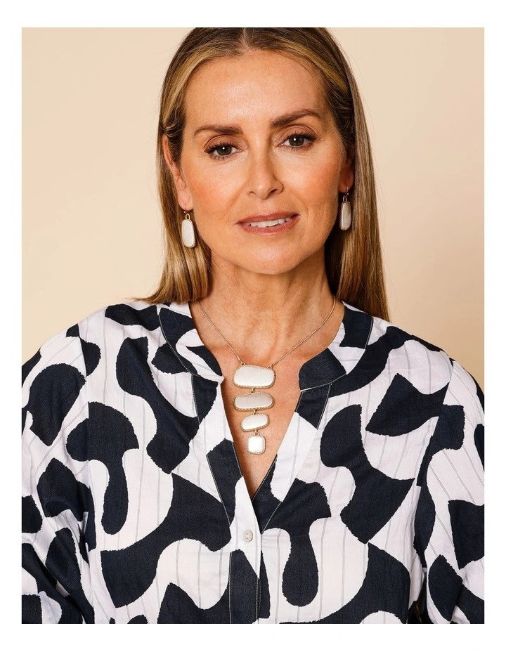 3/4 Sleeve Shirt With Split Back In Ivory/Navy Print image 3