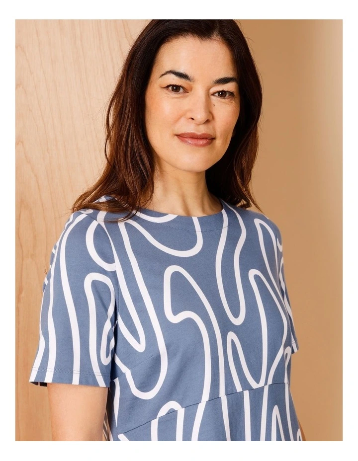 Short Sleeve Knit Dress With Darted Hem And Pockets In Denim/White Abstract Line image 5