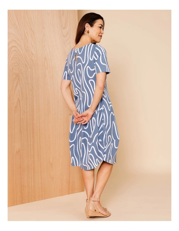 Short Sleeve Knit Dress With Darted Hem And Pockets In Denim/White Abstract Line image 6