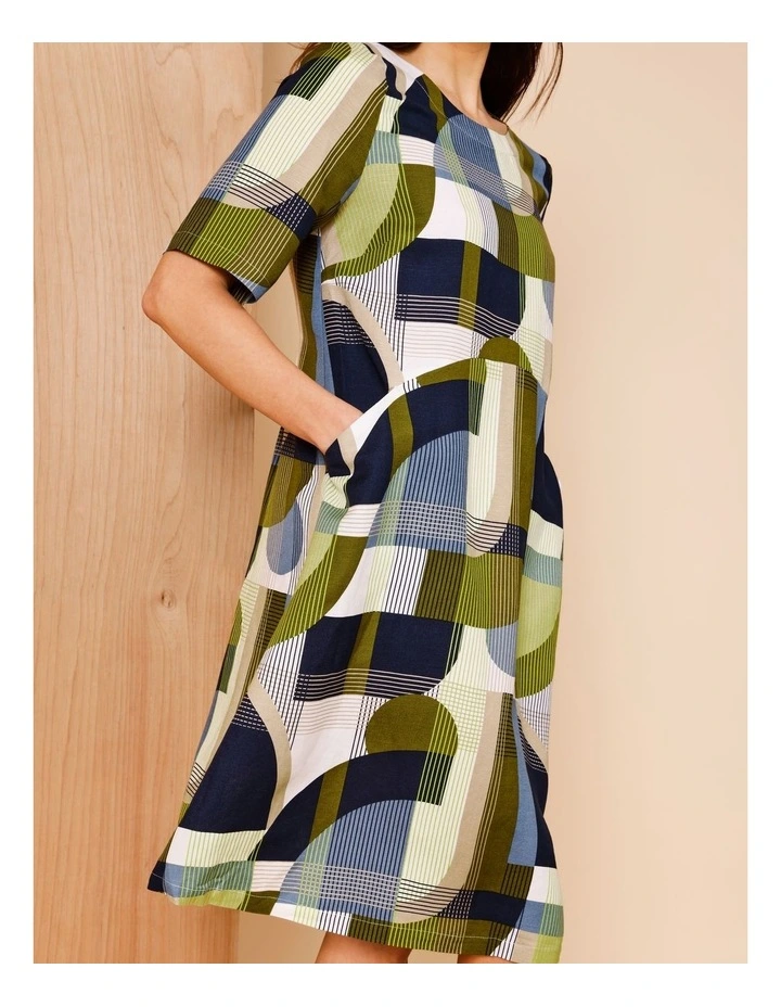 Short Sleeve Dress With Curved Waist And Pockets In Navy/Ivory/Avocado Geo image 4
