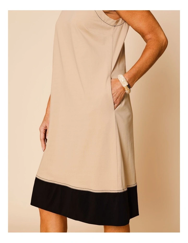 Sleeveless Knit Dress With Contrast Hem And Pockets In Neutral/Black image 4
