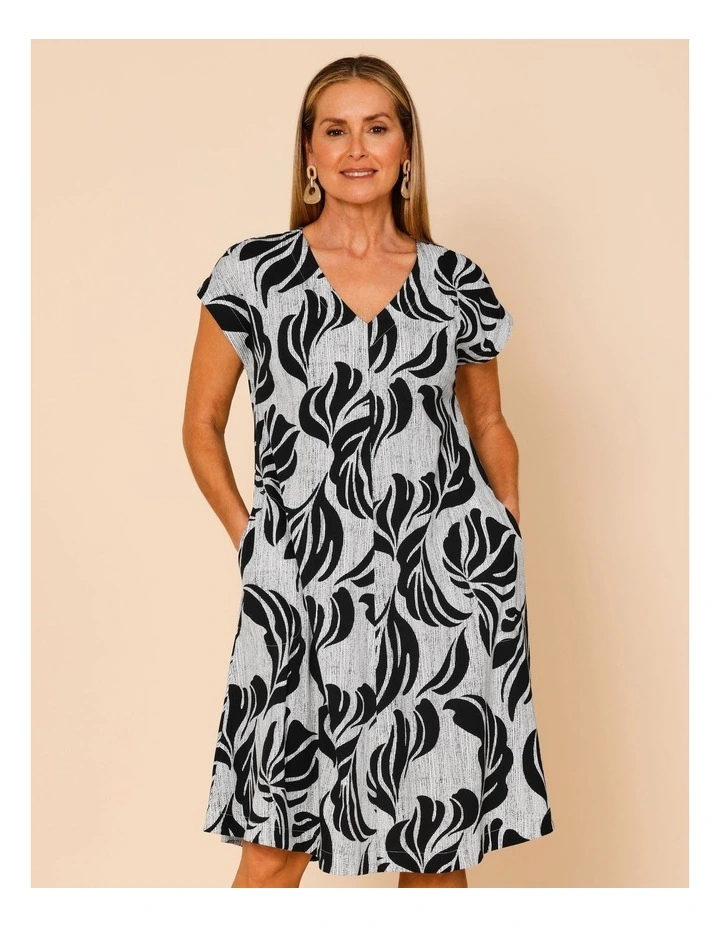 Spliced Extended Short Sleeve Knit Dress With Pockets In Black And White Spot Leaf Print image 2
