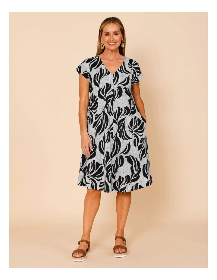 Spliced Extended Short Sleeve Knit Dress With Pockets In Black And White Spot Leaf Print image 3