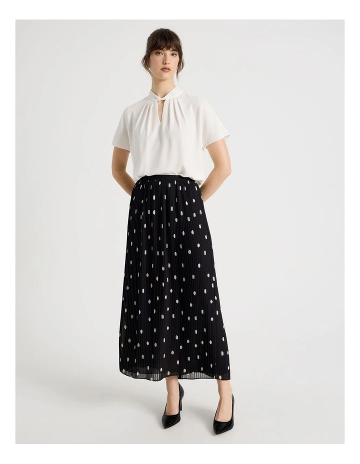 Short Sleeve Tuck V Neck Top in Cloud Dancer image 2