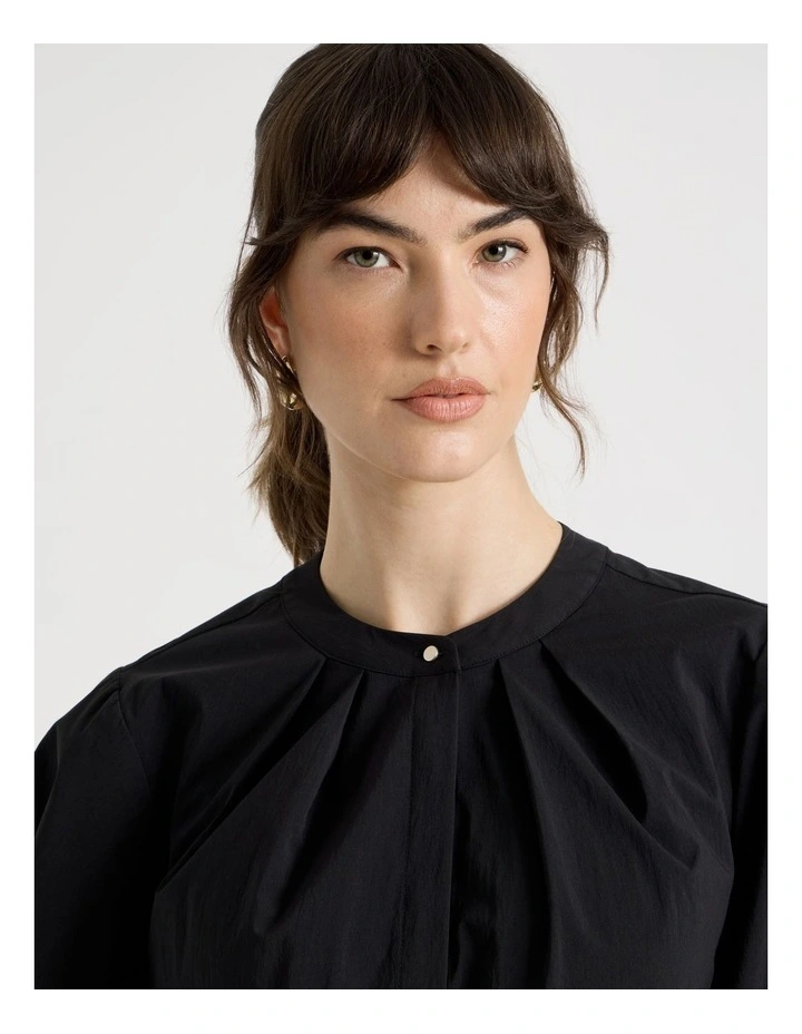 Short Sleeve Crisp Tuck Poplin Top in Black image 7