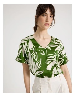 Short Sleeve Satin V Neck Tee in Green Leaf Print