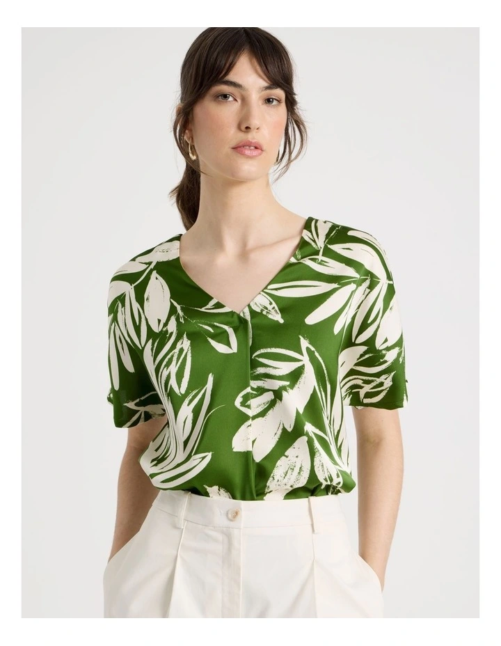 Short Sleeve Satin V Neck Tee in Green Leaf Print image 3