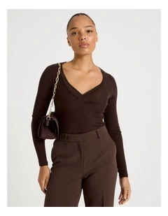 Twist V-Neck Long Sleeve Knit Top in Chocolate