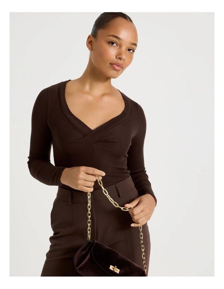 Twist V-Neck Long Sleeve Knit Top in Chocolate image 4