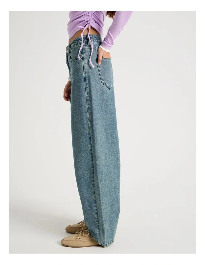Mid Rise Barrel Leg Jean in Mid Blue Wash image 4
