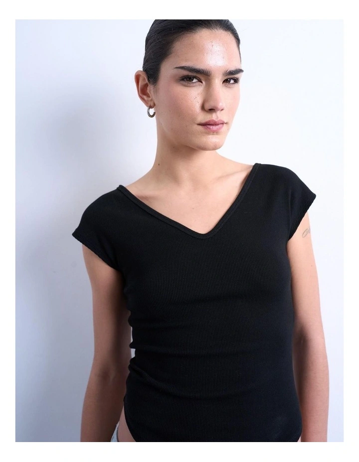 Lissy V-Neck T-shirt in Black image 2