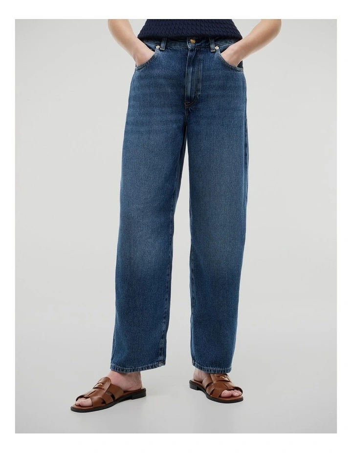 Mid Rise Barrel Leg Jeans in Blue image 4