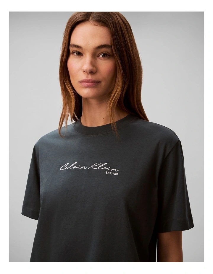 Short Sleeve Script Logo Graphic Boxy T-shirt in Biloxi Blues image 4