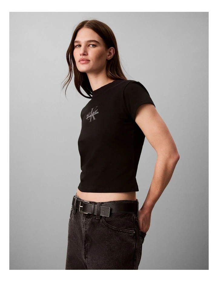 Script Monologo Baby Tee in Black image 4