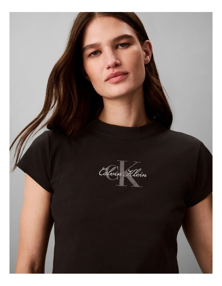 Script Monologo Baby Tee in Black image 5
