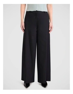 Della Pant in Black