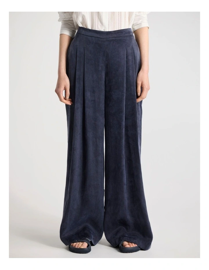 Thordis Pant in Navy image 2