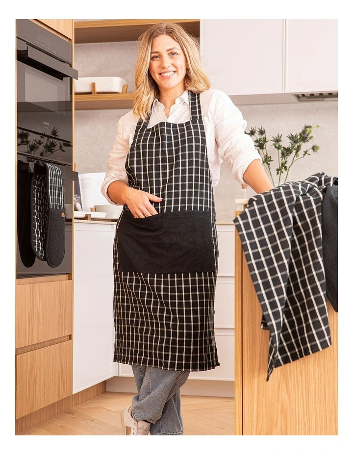 Hemingway Crossback Apron in Black image 2