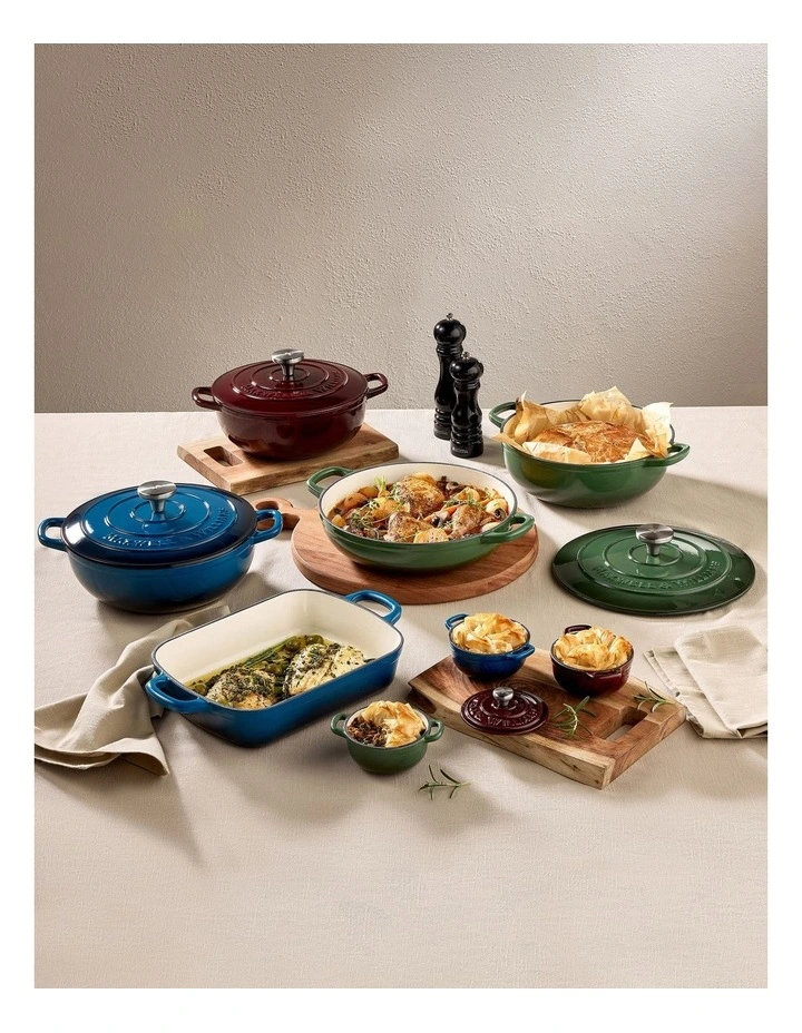 Cast Iron Round Casserole 24cm/3.3L in Midnight Blue image 5
