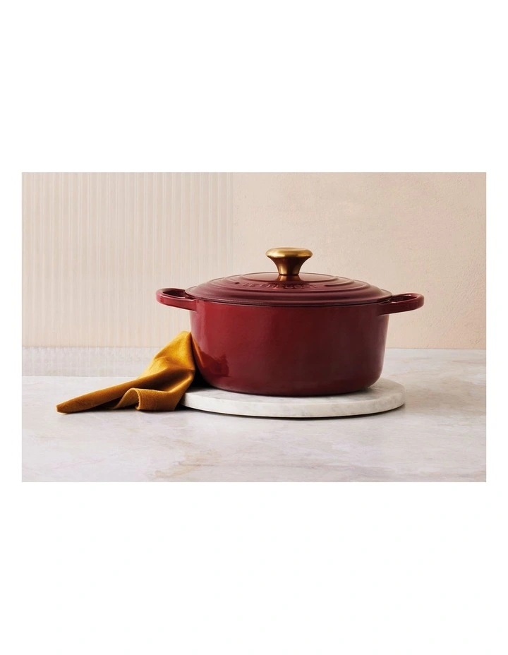 Signature 24cm/4.2L Round Casserole Dish in Garnet image 2