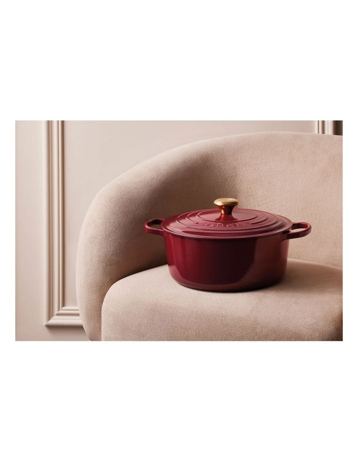 Signature 28cm/6.7L Round Casserole Dish in Garnet image 2
