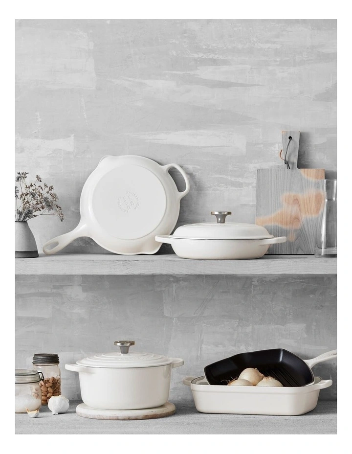 Signature 28cm / 6.7L Round Casserole White image 7