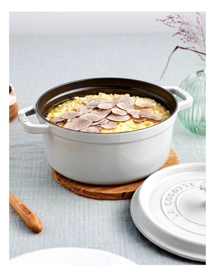 Round Cocotte 20cm/2.2L in White Truffle image 4
