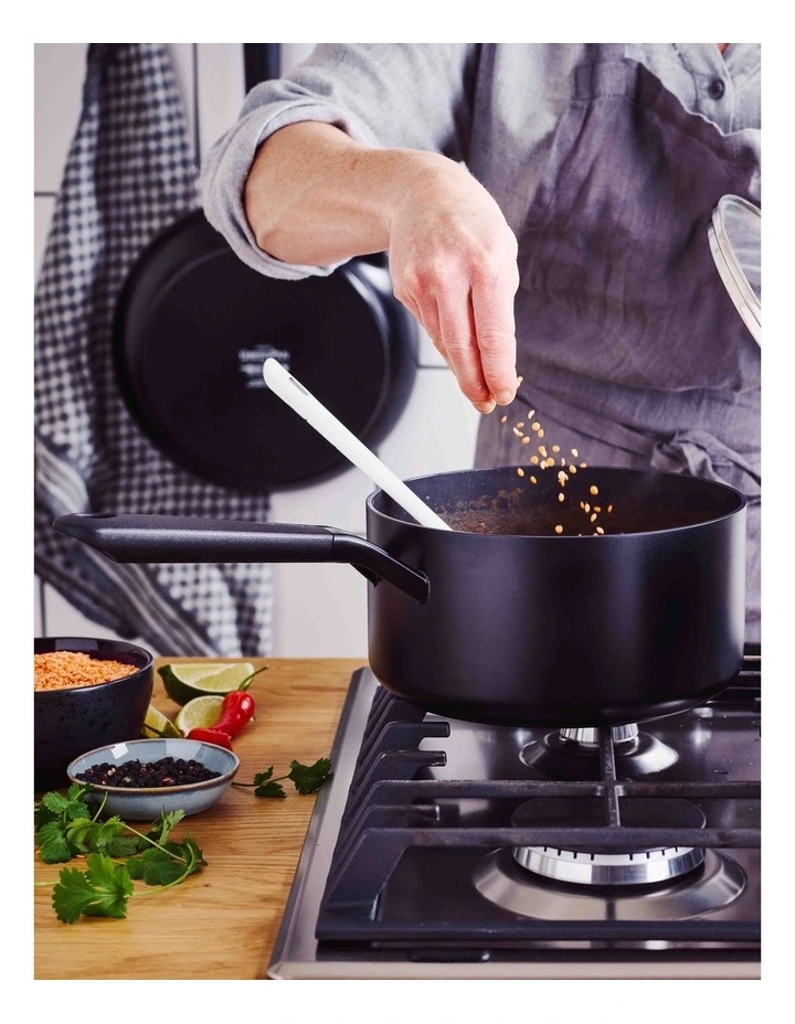 Smartshape Covered Saucepan 20cm in Black - PFAS-free ceramic non-stick image 4