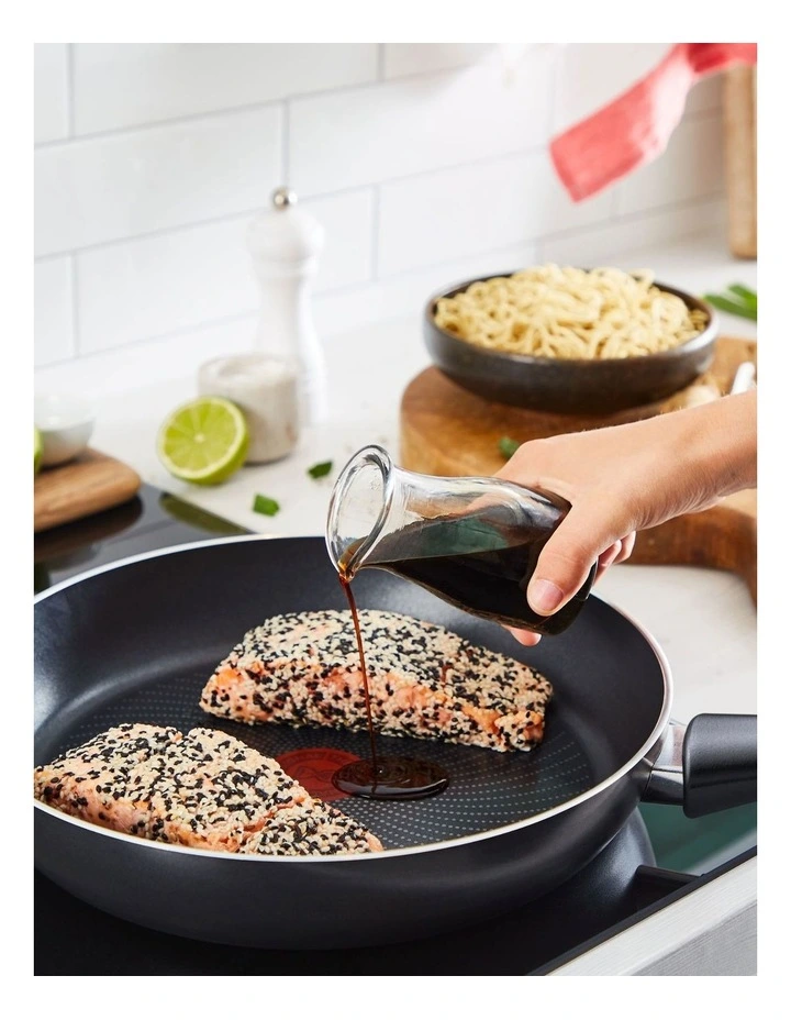 Generous Cook Induction Non-Stick Wok 28cm in Black image 7
