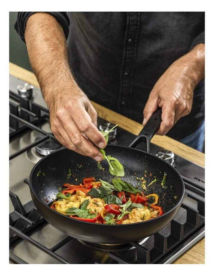 Classic Forged Aluminium Open 28cm 3.7L Wok in Black image 3